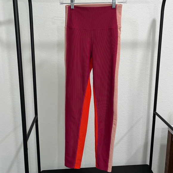 BEACH RIOT SPORT | Marlene Colorblock Top and Legging Set in Merlot | Size L & M - Picture 10 of 13